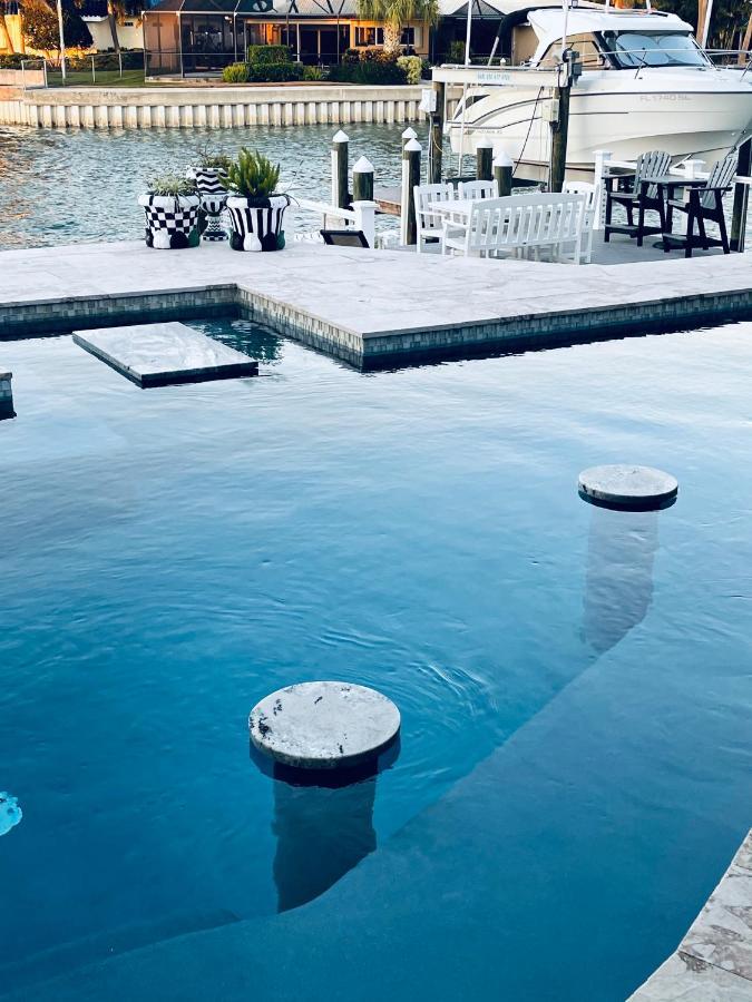 Modern Waterfront Pool & Hot Tub Paradise เซนต์ปีเตอร์สเบิร์ก ภายนอก รูปภาพ